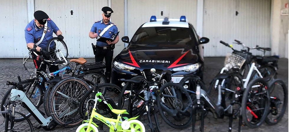 I carabinieri fermano un furgone sulla MeBo: dentro trovano undici biciclette rubate